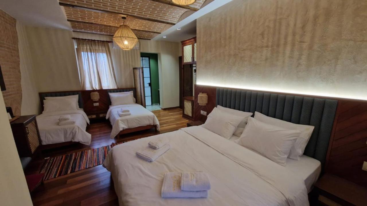 Hotel Bujtina Behram Korce Exterior foto