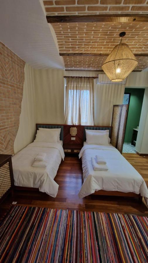 Hotel Bujtina Behram Korce Exterior foto